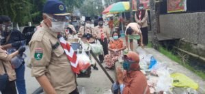 Kwartir Pramuka Kaltim Bagikan Faceshield Secara Gratis Kepada Pedagang