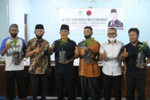 Edukasi Warga Bersiap Pasca Tambang, Muhammad Samsun Bagikan Bibit Alpucat Saat Reses