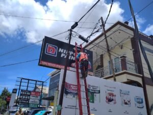 Kabel Listrik Sangkut Diatas Crane Truck, Kelurahan Api-Api Pemadaman Sementara