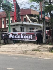 Spanduk Tagar Erick Out Pada 10 Pagar BUMN di Samarinda, Daud : Erick Gagal Total