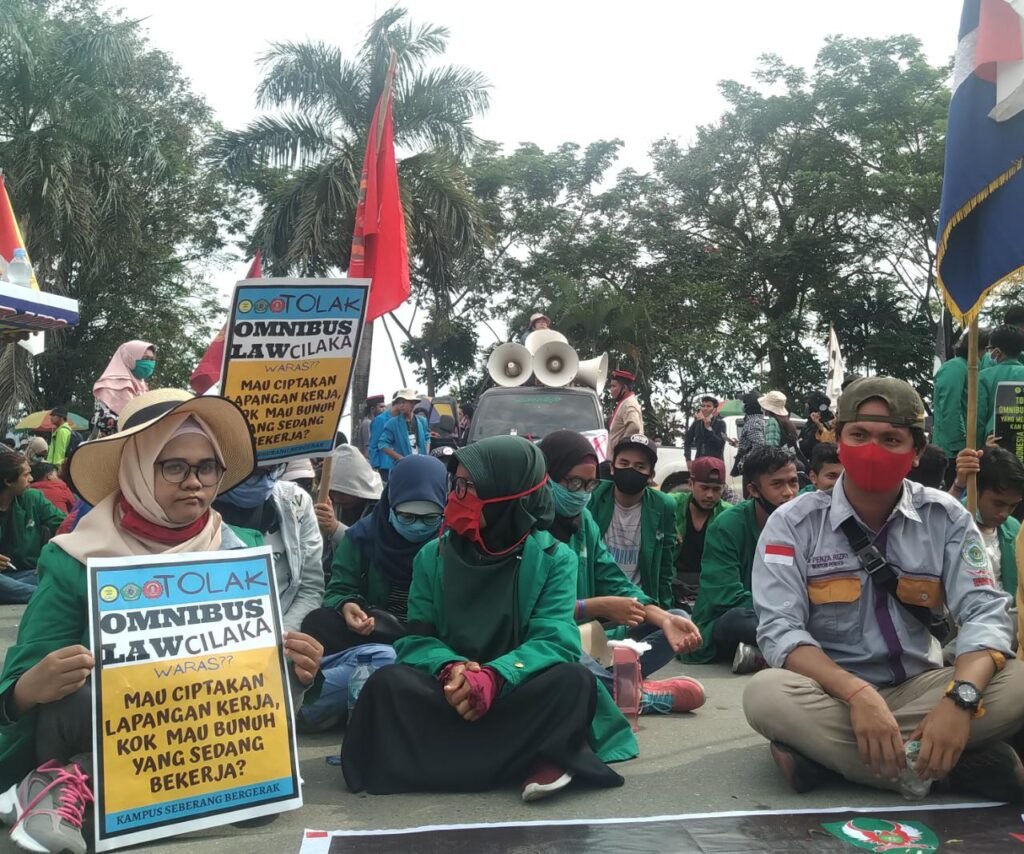 Geruduk Kantor Gubernur Kaltim, Mahasiswa Minta Isran Noor Tolak UU Cipta Kerja