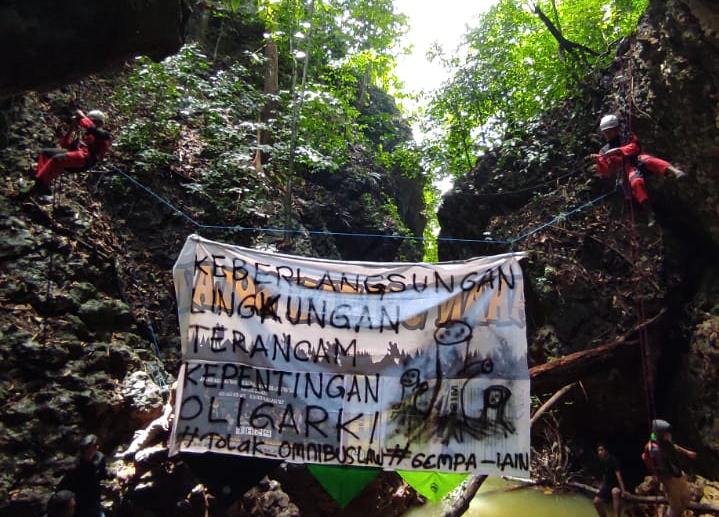 Mahasiswa Pegiat Lingkungan di Samarinda Tolak UU Cipta Kerja di Tebing Alam Berambai