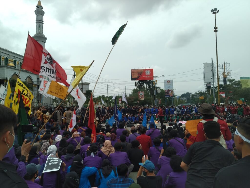 Tolak UU Cipta Kerja di Samarinda, Mahasiswa Padati Simpang Empat Lembuswana