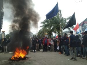 Minta UU Cipta Kerja Dicabut, Ribuan Mahasiswa Kepung DPRD Kaltim
