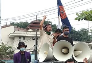 Pedagang Asongan Ikut Orasi Demo Tolak Omnibus Law di DPRD Kaltim