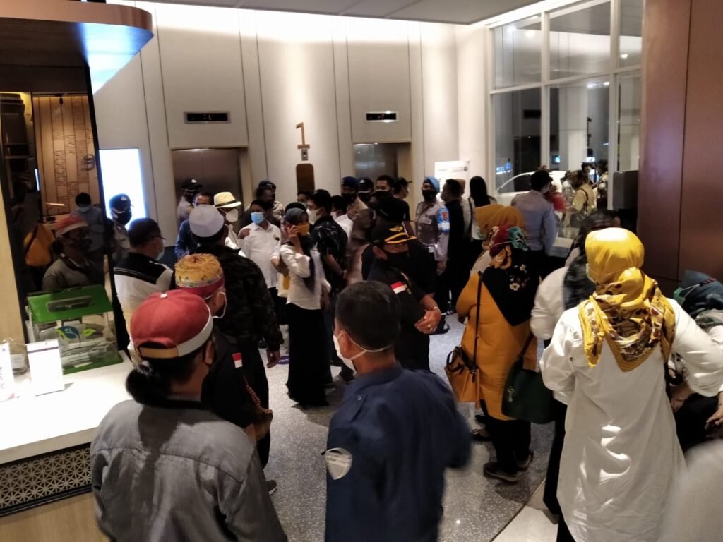 Ramai Berkunjung Kelokasi Debat, Pendukung Paslon Walikota dan Wakil Walikota Bontang Dihadang Pihak Keamanan