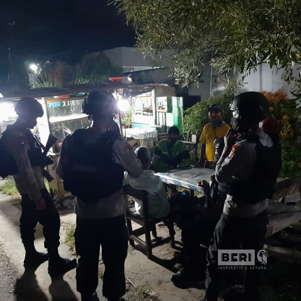 Brimob Polda Kaltim Sambang Dan Himbau Warga Balikpapan Patuhi Prokes Pada Malam Hari