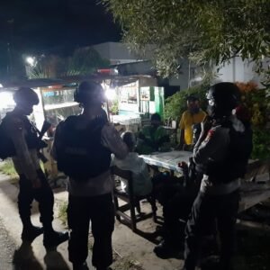 Brimob Polda Kaltim Sambang Dan Himbau Warga Balikpapan Patuhi Prokes Pada Malam Hari