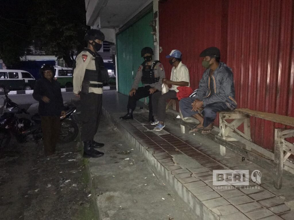 Giat Patroli Sitkamtibmas Brimob Polda Kaltim Sekaligus Beri Penyuluhan Protokol Kesehatan ke Warga