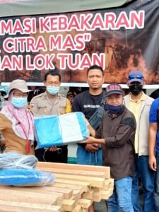 Salurkan Bantuan, DPC LBN Bontang Serahkan Kebutuhan Pembangunan Pasar Sementara