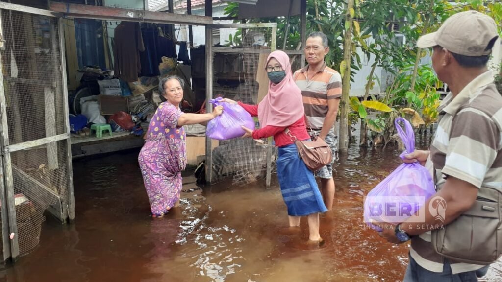 Kelurahan Muara Rapak Menyerahkan Bantuan Korban Banjir Kalsel