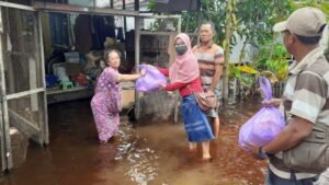 Kelurahan Muara Rapak Menyerahkan Bantuan Korban Banjir Kalsel