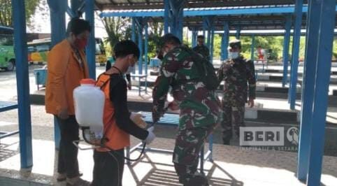 Yonzipur 17/AD Kodam Vl Mulawarman Lakukan Penyemprotan Di Terminal dan Pasar, Cegah penyebaran Virus Corona