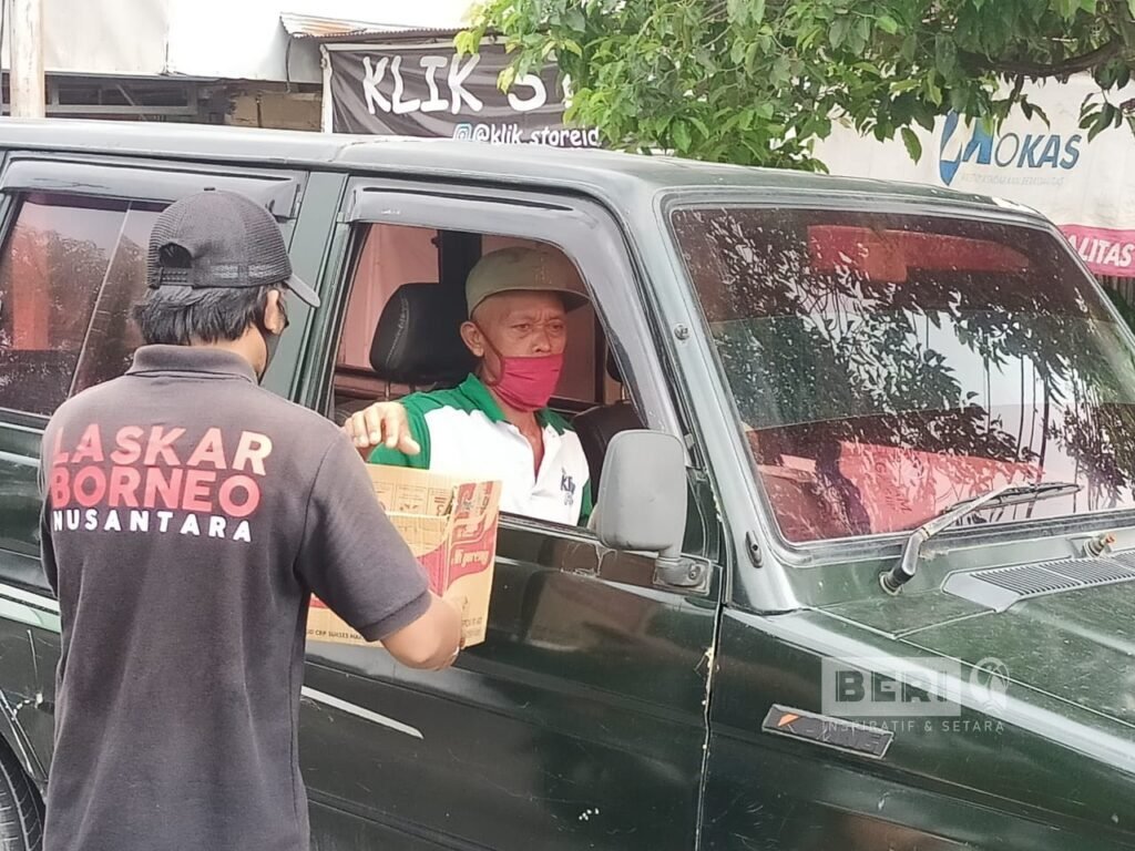 Berdiri di Simpang Lampu Merah, Kumpulkan Dana Demi Mengurangi Beban Korban Kebakaran