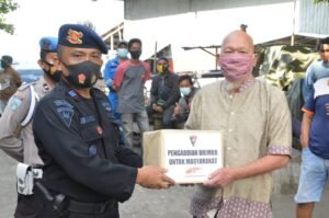 Putus Penyebaran Covid-19, Wadanyon A Pelopor Pimpin Bagi Masker dan Edukasi Warga Pentingnya Prokes di Pelabuhan Semayang Balikpapan