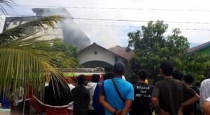 Nyaris Terbakar, Warga Bantu Selamatkan Rumah Guru SMK