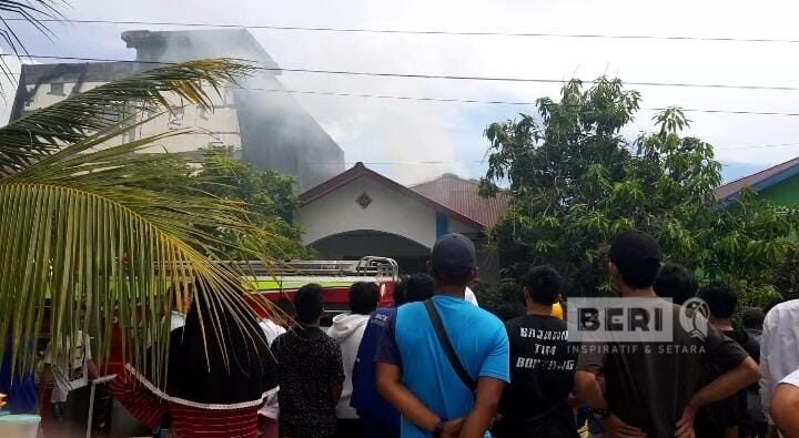 Pemadam Kebakaran Bontang berhasil menjinakkan api di rumah Suramto, Jalan Cumi-Cumi, Tanjung Laut Indah, Bontang Selatan
