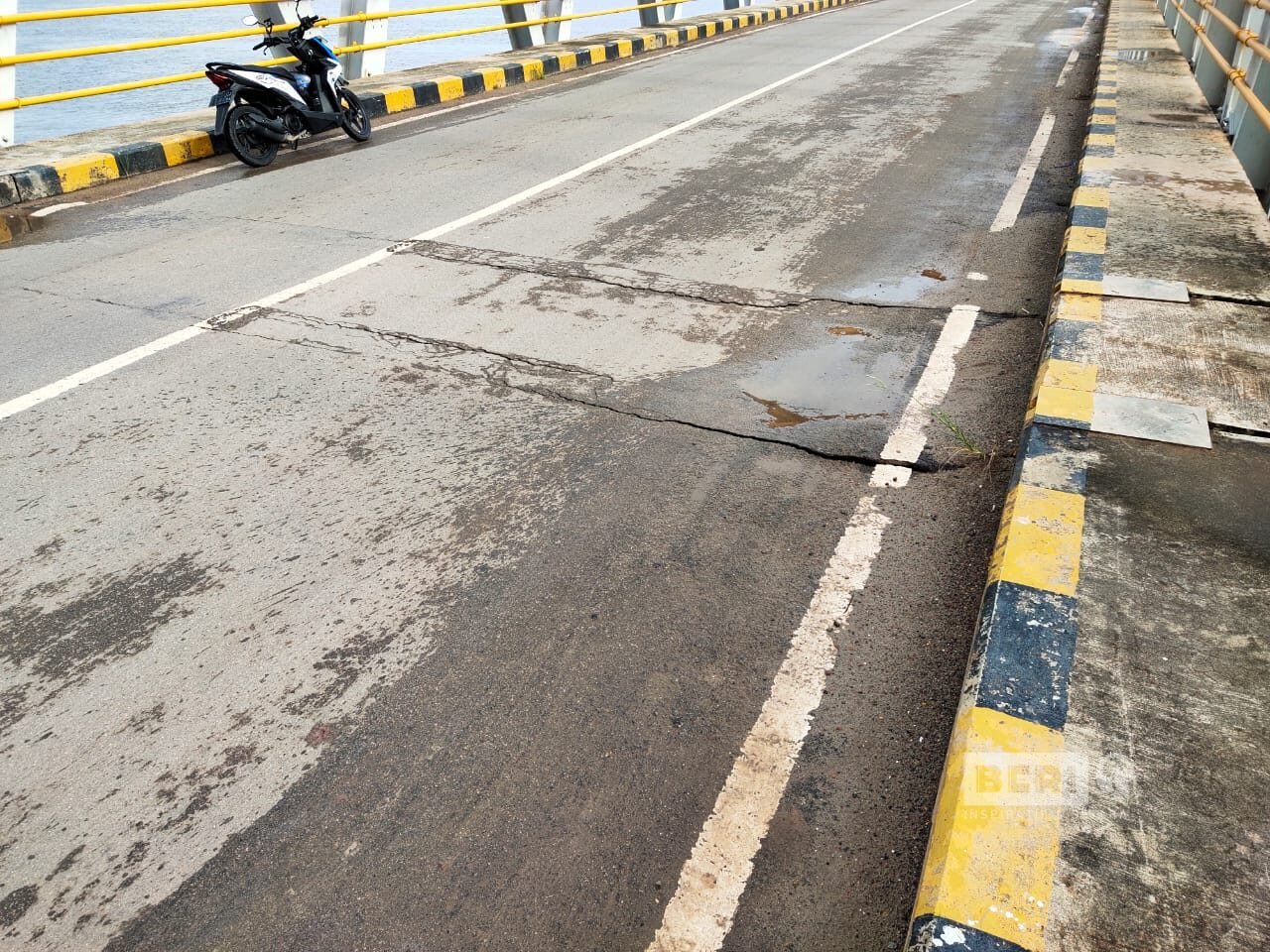 Kondisi Jembatan Dondang Setelah ditabrak Ponton Batu Bara.