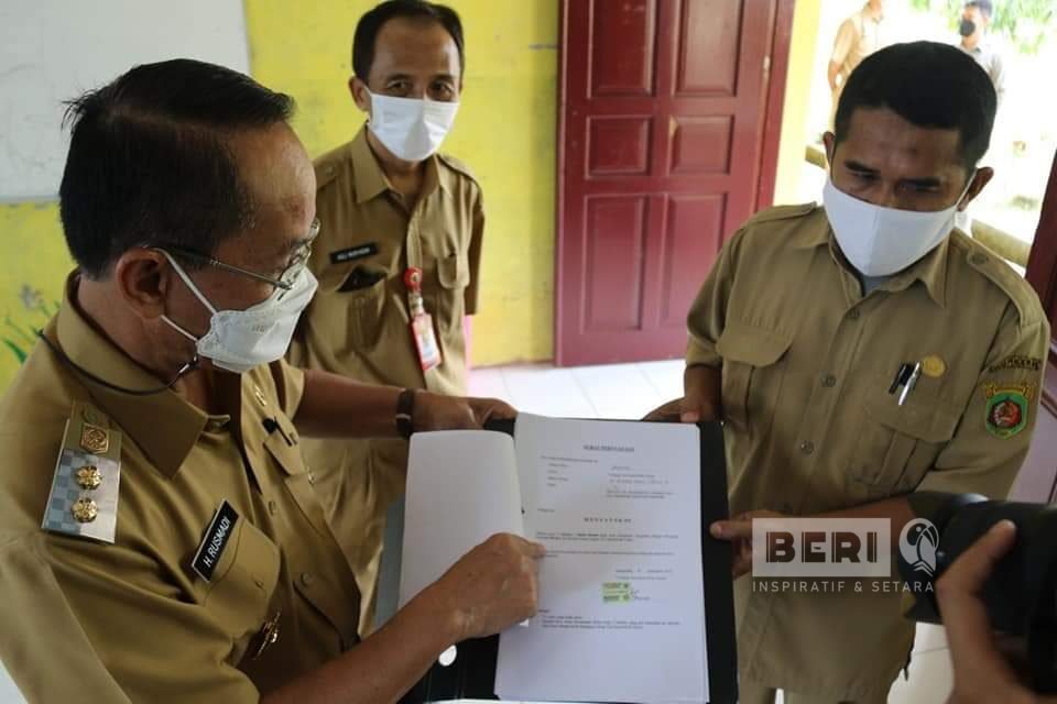 Wakil Walikota Samarinda Rusmadi saat Tinjau Persiapan Sekolah Tangguh Covid di Berambai (Pemkot Samarinda)