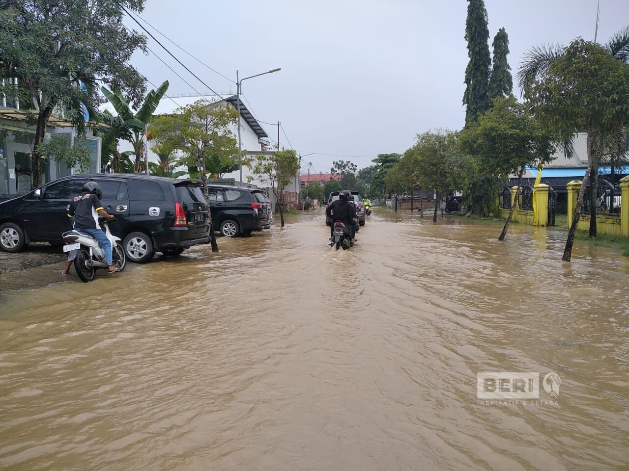 Banjir merendam badan jalan, di Jalan Jendral Ahmad Yani (doc. Sulez/Beri.id)