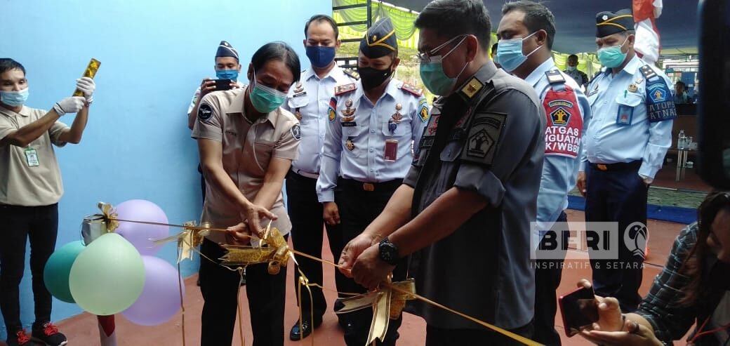 Kakanwil Kemenkumham Kaltim Sofyan, ditemani Kalapas Bontang Ronny Widiatmoko dan Kadiv Pas Sri Yuwono, melalkukan prosesi pemotongan pita, tanda resminya usaha mandiri "Gitja Laundry"