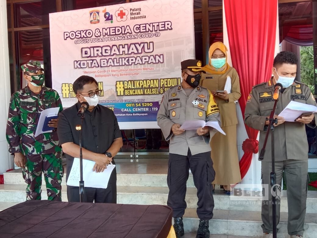 Ketua Satgas Penanganan Covid-19 Kota Balikpapan Rizal Effendi dalam Konfrensi Pers di Halaman Pemerintah Kota (Pemkot) Balikpapan Senin (15/03)