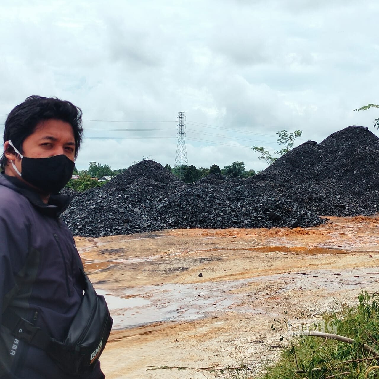 Tumpukan batubara di Desa Martadinata, Teluk Pandan (Doc. Istimewa)
