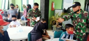 Puslatpur Modern Kodam VI/Mulawarman Serahkan Bantuan Pipa PDAM, Alat Pertanian Serta Bantuan Anak Panti Asuhan kepada Warga Samboja