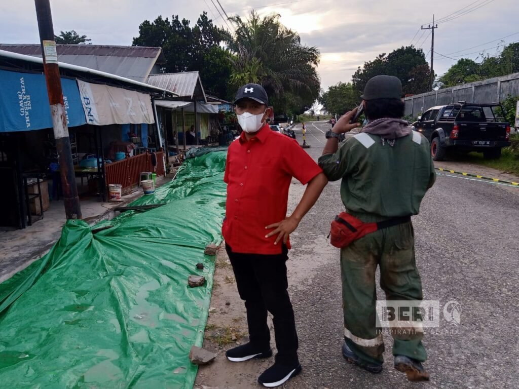 Anggota Dewan Perwakilan Rakyat Daerah (DPRD) kota Balikpapan Fadlianoor sambangi lokasi longsoran di Balikpapan Utara, Senin (05/04).