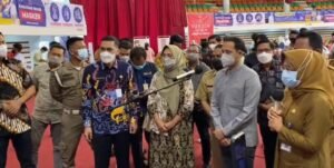 Kunjungan Ke Balikpapan, Mendikbud Nadiem Anwar Makarim Apresiasi Vaksinasi Tenaga Pendidik di kota Balikpapan