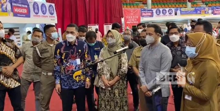 Mendikbud RI, Nadiem Makarim. Nadiem Anwar Makarim menghadiri pelaksanaan vaksinasi bagi pendidik dan tenaga kependidikan (PTK) di Kota Balikpapan, Kalimantan Timur. Kegiatan vaksinasi ini sebagai bentuk dukungan dan komitmen bersama untuk segera melakukan pembelajaran tatap muka (PTM).