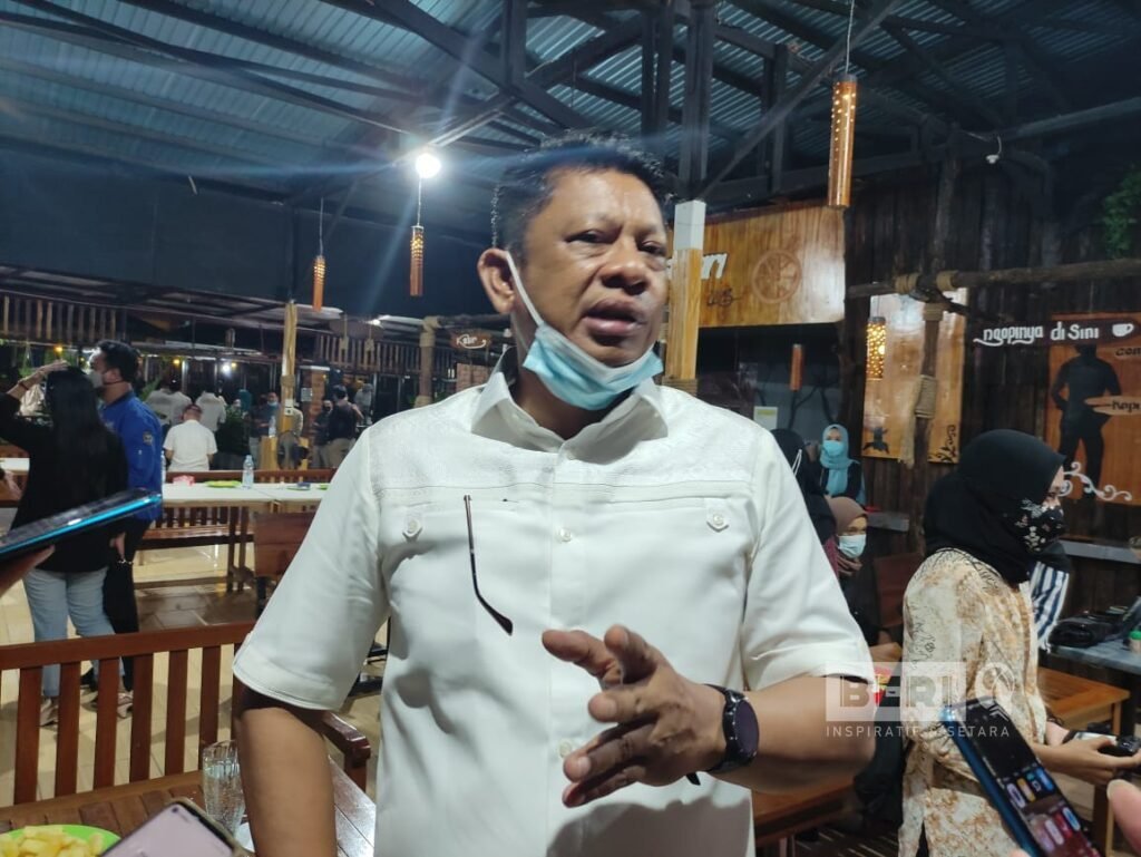 Walikota Bontang terpilih, Basri Rase, saat ditemui awak media usai mengisi agenda Nobardis mahasiswa HMB, di Café Kenari, Jalan Ahmad Yani, Bontang Utara. (Doc. Esc/Beri.id)