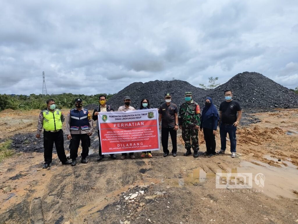 PPLH Kutim bersama dengan unsur Muspika Teluk Pandan, menyegel lokasi penumpukan batu bara di Desa Martadinata, Kutim (Doc. Istimewa)