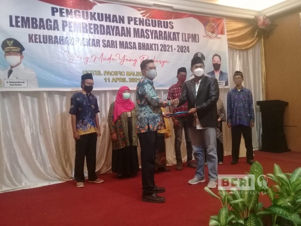 Pengukuhan Ketua LPM Kelurahan Mekarsari Anton Anggana (Jas Hitam)