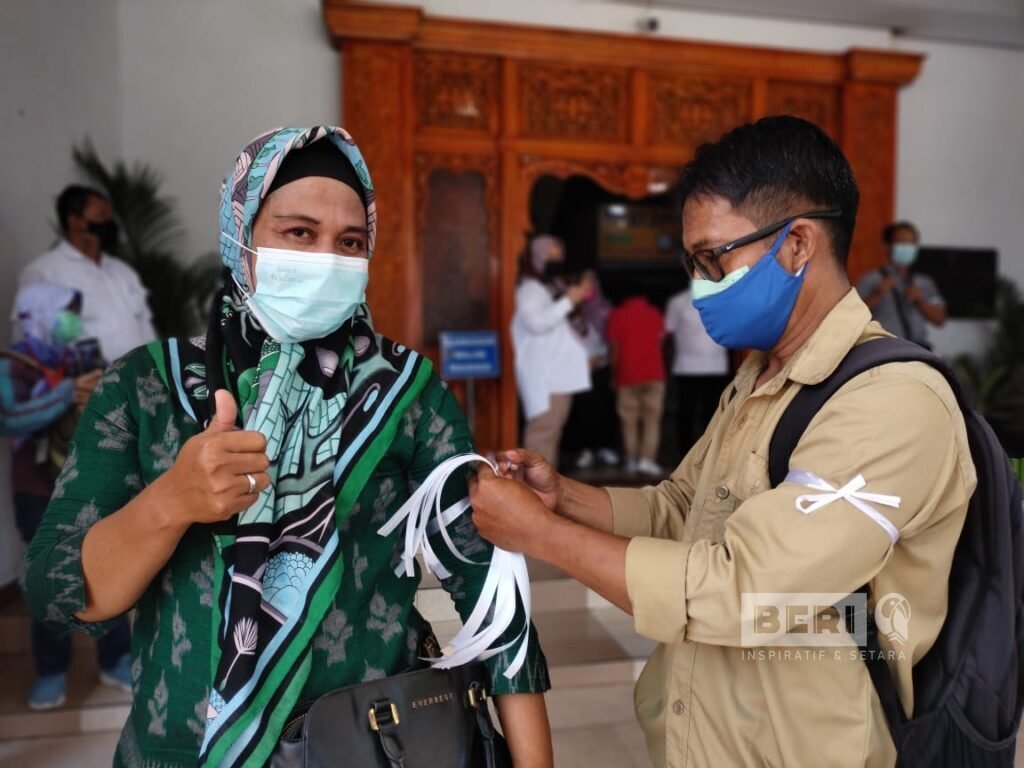 Pemasangan pita putih di lengan kiri setiap jurnalis sebagai bentuk keprihatinan terhadap aksi kekerasan yang terjadi kepada Nurhadi.