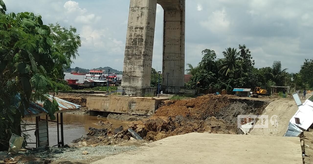 Kondisi abrasi tepat dibawah jembatan Mahkota II