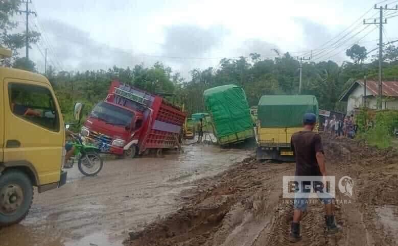 kondisi jalan rusak, jalur poros Samarinda Bontang. Tepatnya berada di Desa Tanah Datar, Muara Badak, Kabupaten Kutai Kartanegara, Provinsi Kalimantan Timur
