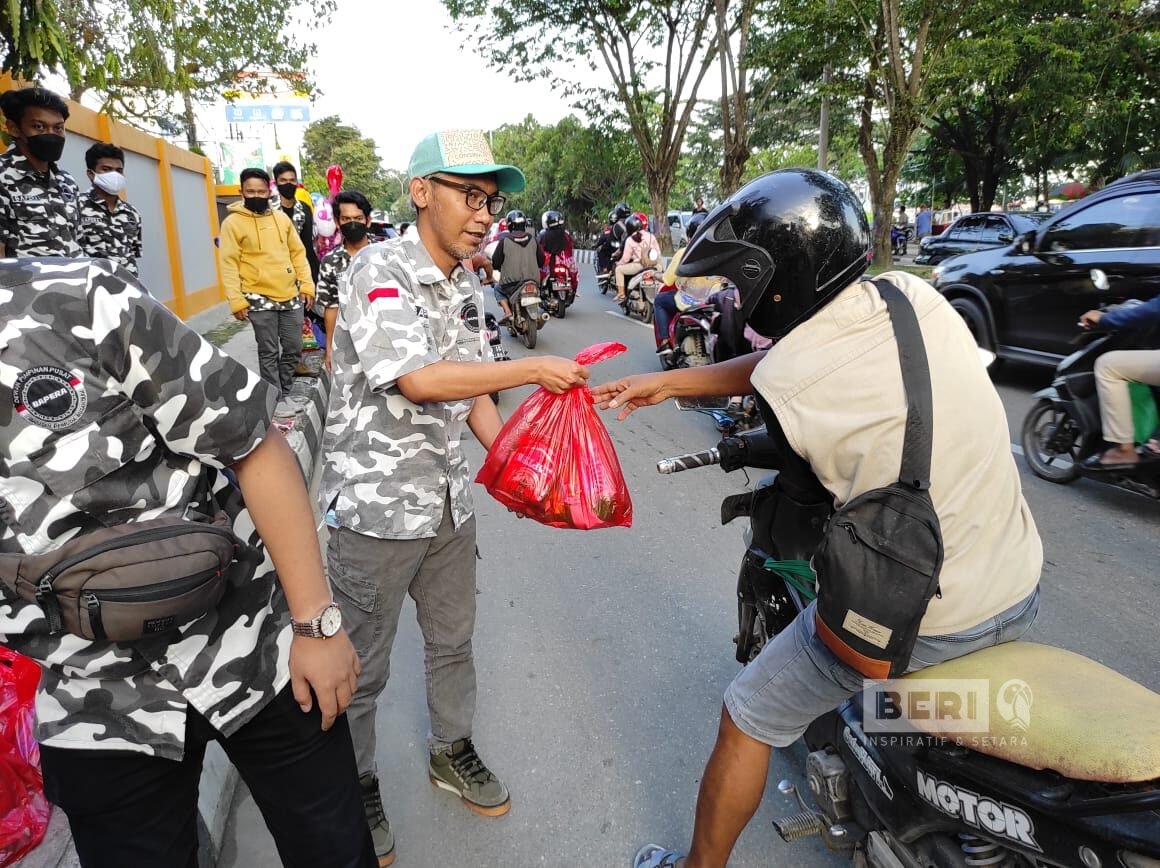 Sekjend DPD BAPERA Kaltim membagikan paket sembako pada masyarakat, Kamis (29/04).