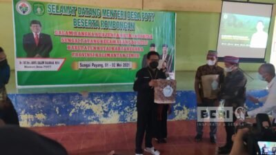 Menteri Desa Pembangunan Daerah Tertinggal dan Transmigrasi (PDTT) Abdul Halim Iskandar meninjau BUMDes Payang Sejahtera di Desa Sungai Payang, Kecamatan Loa Kulu.