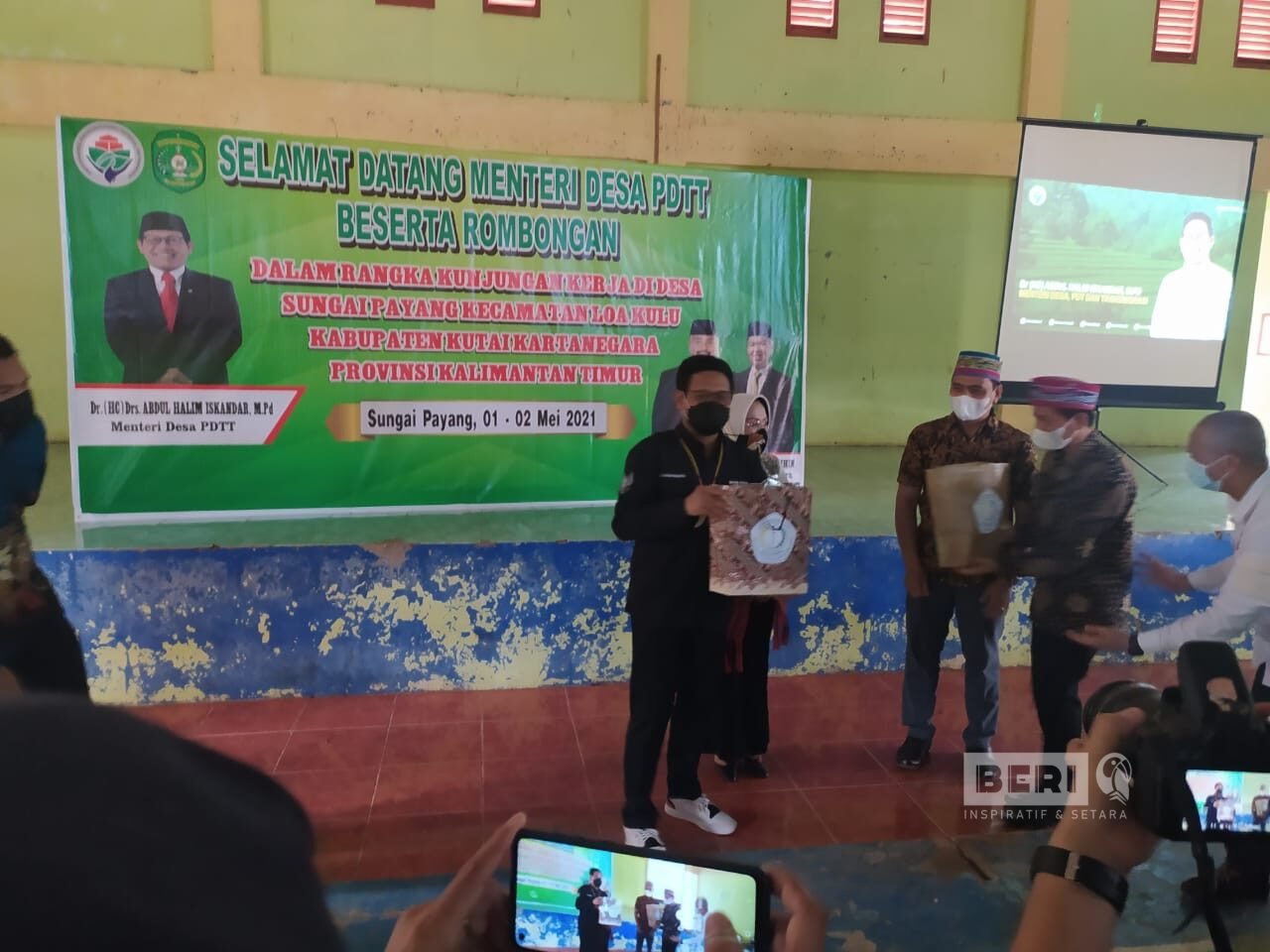 Menteri Desa Pembangunan Daerah Tertinggal dan Transmigrasi (PDTT) Abdul Halim Iskandar meninjau BUMDes Payang Sejahtera di Desa Sungai Payang, Kecamatan Loa Kulu.