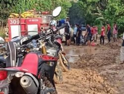 Hendak Padamkan Api, Mobil PMK Kandas Jalan Penghung Desa di Kutim Yang Rusak Parah