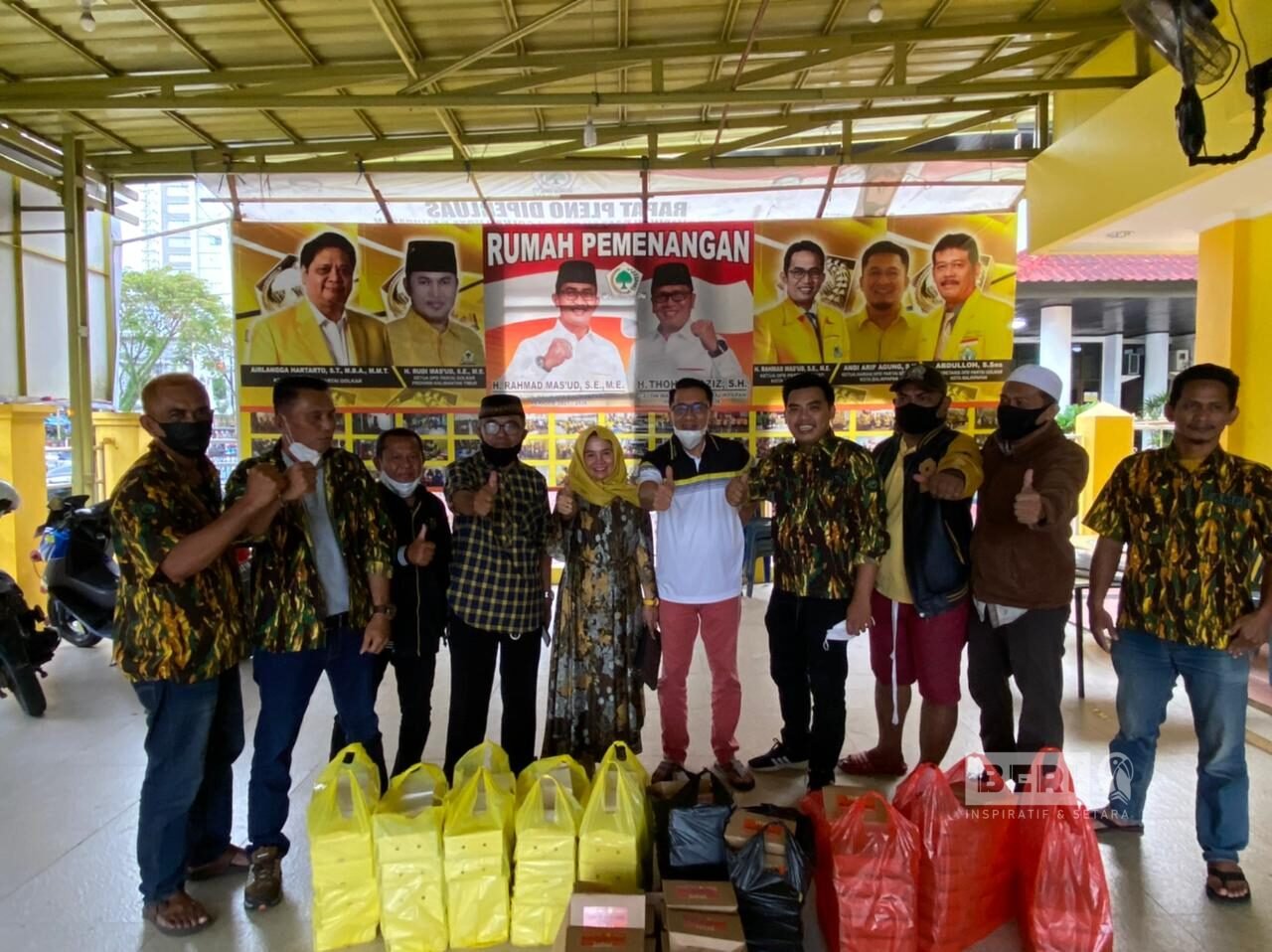 Barisan Muda Kosgoro 57 dan Angkatan Muda Partai Golkar Kota Balikpapan, di bulan suci Ramadhan Berbagi Takjil Di depan Kantor Golkar Kota Balikpapan.