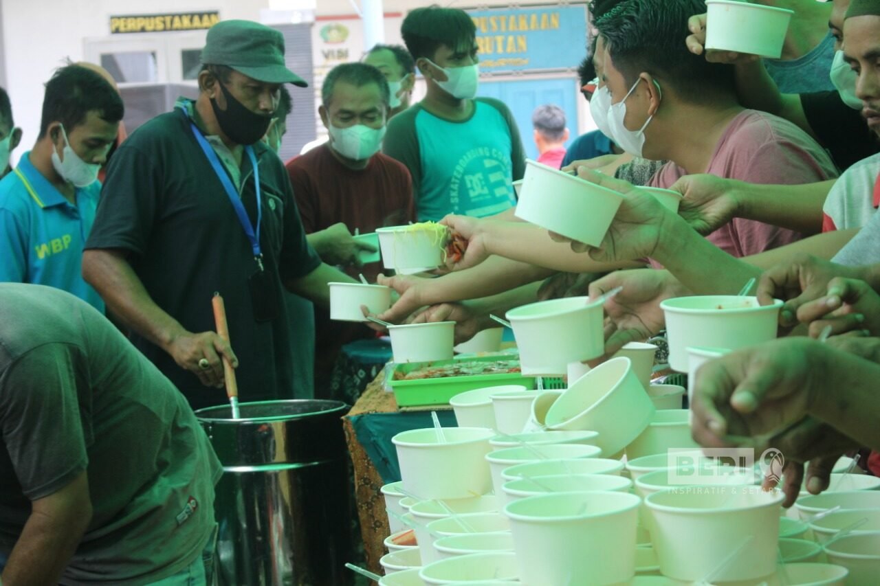 Antrian warga binaan saat hendak makan bakso (istimewa)