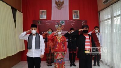 Jajaran Rutan menggunakan pakaian adat daerah Saat mengikuti upacara virtual Harlah Pancasila