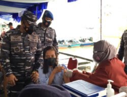 Cegah Covid-19, Lanal Balikpapan Vaksin 200 Warga Pesisir