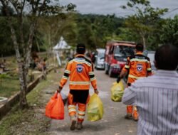 Apresiasi Penggali Kubur Covid-19, Relawan Banda Indonesia Bagikan Makan Gratis
