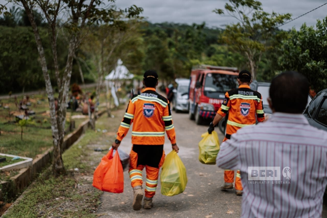 Apresiasi Penggali Kubur Covid-19, Relawan Banda Indonesia Bagikan Makan Gratis