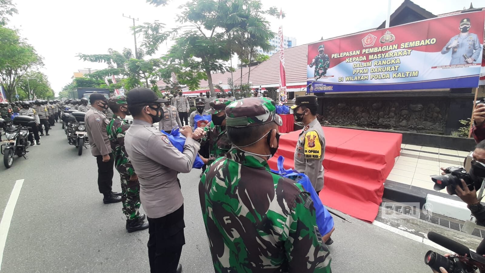 Polda Kaltim dan Kodam VI Mulawarman Salurkan 1000 Paket Sembako Bagi Warga Terdampak PPKM Darurat