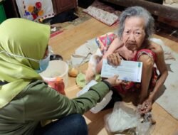 Safaruddin Bagikan Ratusan Makanan di Klandasan Ulu dan Kampung Baru Ilir