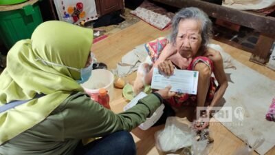 Safaruddin Bagikan Ratusan Makanan di Klandasan Ulu dan Kampung Baru Ilir